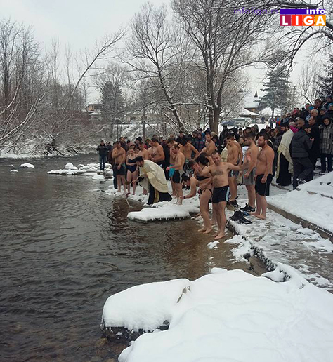 IL-arilje-plivanje-za-krst Milja prva doplivala do časnog krsta