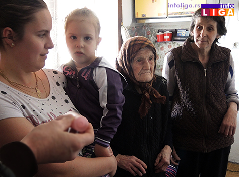 IL-Baka-sa-praunukom-Nikolinom-i-snajama Baka Mirosanda proslavila 101.rođendan