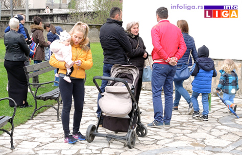 IL-vrbica-17-2 Deca u porti crkve u Ivanjici okićena zvončićima i vrbicom