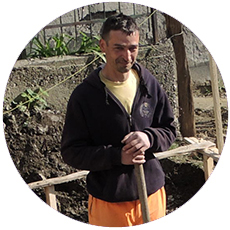 IL-zoran-jovicinac Humani sveštenik i komšije grade kuću porodici Jovičinac