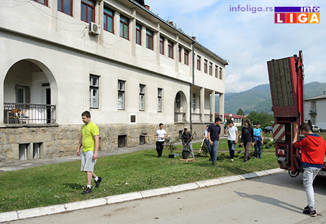 IL-sadnja-drveca-dvoriste-DZ3 Počelo uredjenje kruga Doma zdravlja - volonteri KZM najvredniji