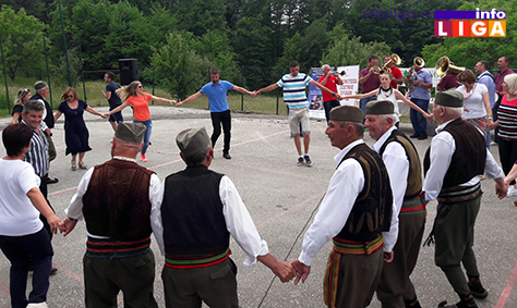 IL-kumovi-Publika-zaigrala-kolo-sa-folklorom Najbolji kumovi Srđan iz Vršca i Aleksandar iz Beograda