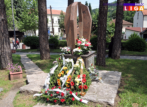 IL-polaganje-venaca-spomenik Položeni venci na spomen obeležje poginulim vojnicima i policajcima
