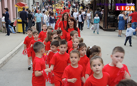 IL-rastimo-uz-ples-ivanjica2 Mališani na trgu Doma kulture u manifestaciji ''Rastimo uz ples''