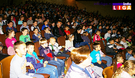 IL-decija-nedelja-predstava-DK Deca se družila sa predsednikom opštine a kasnije uživala na predstavi