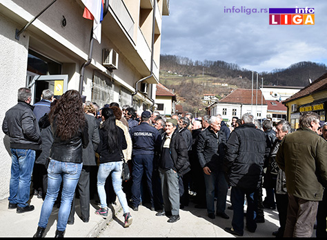 IL-malinari-ispred-trezora2 Sumnjiva akcija Asocijacije malinara – oglasilo se i resorno ministarstvo (VIDEO)