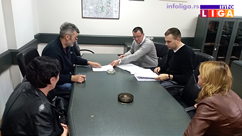 il-POTPISIVANJE-UGOVORA-GRADJEVINSKI-MAT Dodeljen građevenski materijal za adptaciju kuća izbeglih lica u Ivanjici