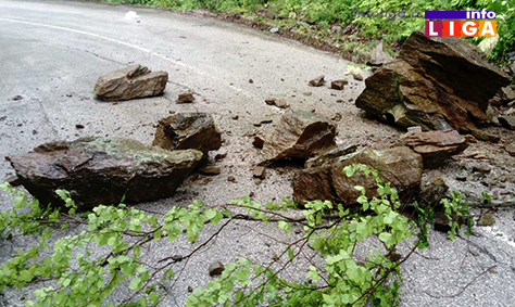 IL-odron2 Klizišta ugrožavaju saobraćaj - Ovako je juče bilo na putu prema Goliji