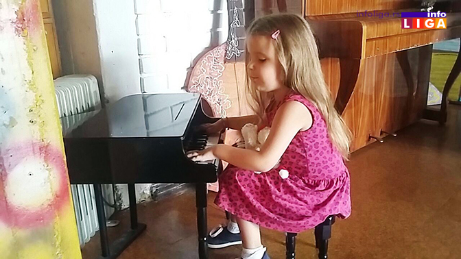 IL-sofija-svira-klavir Ja vas vidim srcem