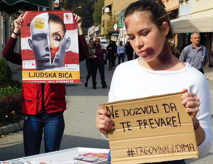 IL-crveni-krst-stop-trgovini-ljudima-3 Volonteri Crvenog krsta Ivanjica obeležili ''Evropski dan borbe protiv trgovine ljudima''