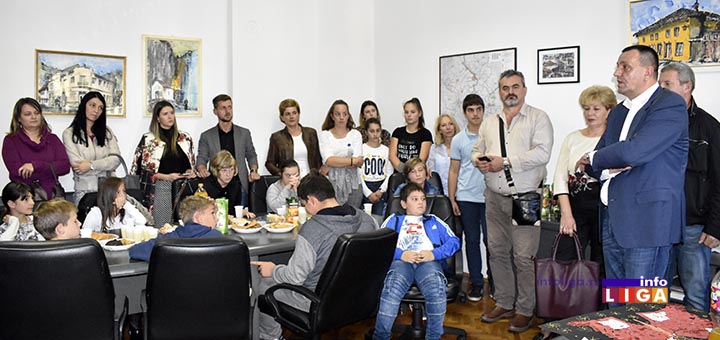 IL-deca-kod-predsednika-1 Predsednik opštine ugostio decu iz vrtića i ivanjičkih škola (VIDEO)