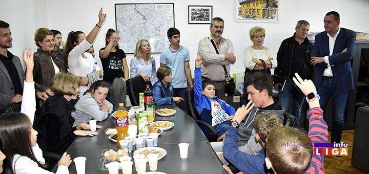 IL-deca-kod-predsednika-2 Predsednik opštine ugostio decu iz vrtića i ivanjičkih škola (VIDEO)