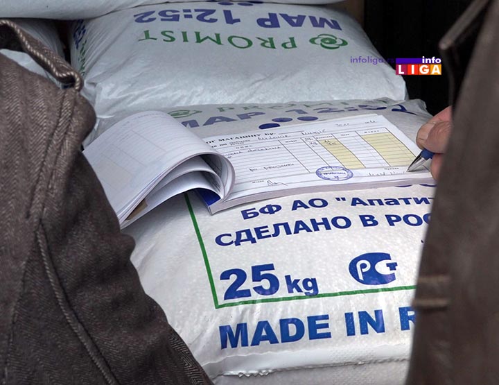 IL-podela-djubriva-krmnog Ivanjičkim stočarima podeljen repromaterijal za zasnivanje krmnih vrsta (VIDEO)