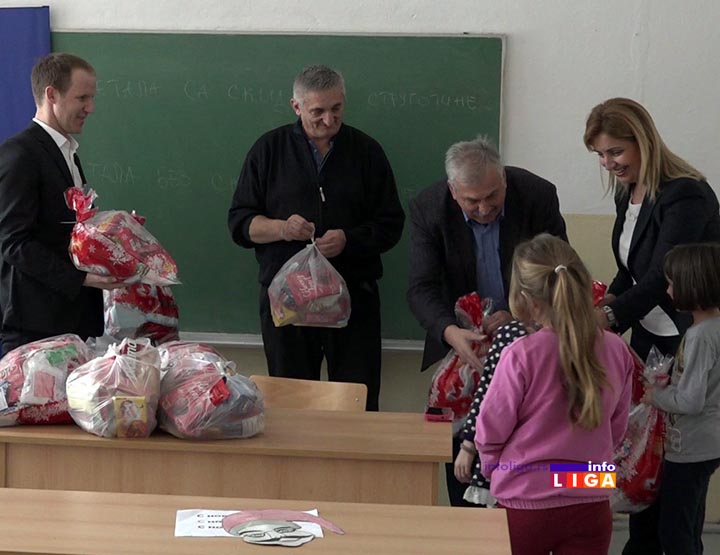IL-dunav-bratljevo-paketici-2 Kompanija Dunav osiguranje obradovala mališane škole u Bratljevu (VIDEO)