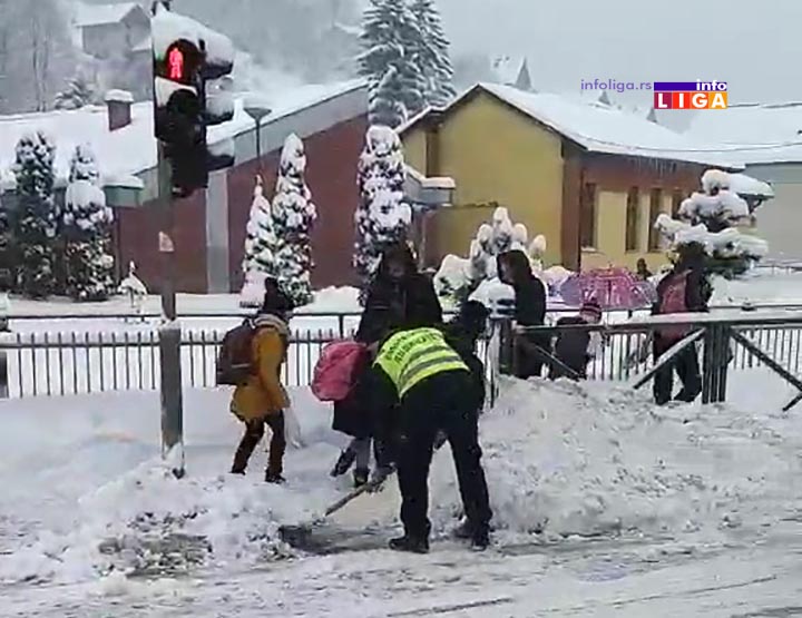 IL-pomoc-gradjana-u-ciscenju Plemenitost i požrtvovanost meštana u čišćenju snega školarcima (VIDEO)