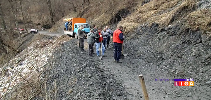 IL-kliziste-lug-luckareka Klizište ponovo zatrpalo put Lug-Lučka reka, meštani raščišćavali (VIDEO)