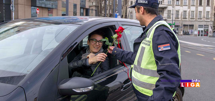 IL-8-mart-policija Policajci poklanjali cveće sugrađankama prilikom rutinske kontrole