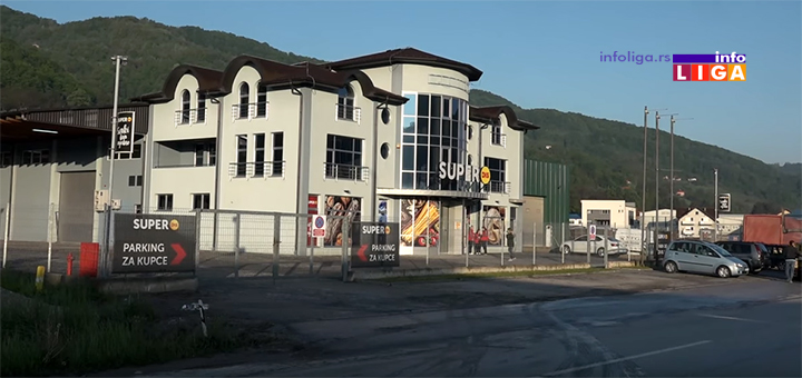IL-ukljonjen-kamion-ispred-DISa Uklonjen kamion koji je blokirao ulaz u trgovinski centar Super DIS u Ivanjici (VIDEO)