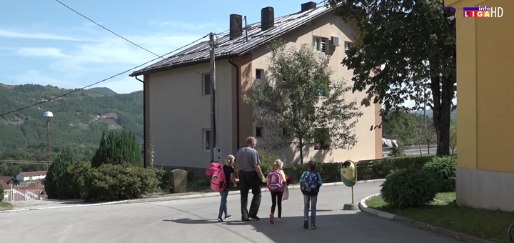 IL-Vratite-nam-uciteljicu-2 Zbog odlaska učiteljice deca napustila školu (VIDEO)