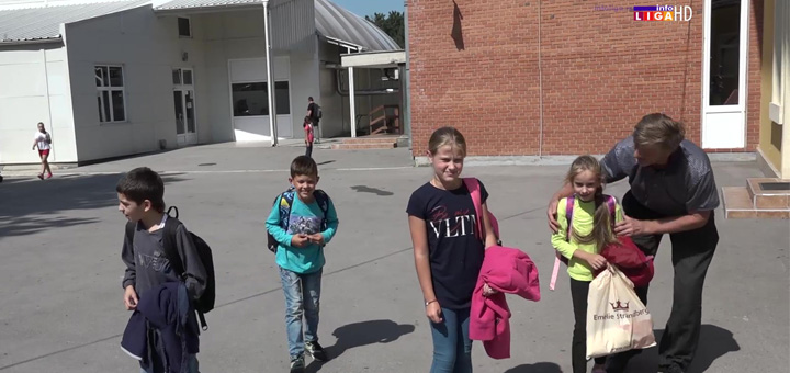 IL-Vratite-nam-uciteljicu Zbog odlaska učiteljice deca napustila školu (VIDEO)