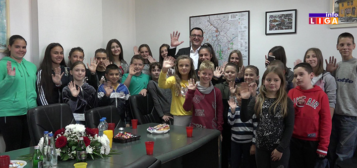 IL-zoran-lazovic-prijem-ucenika-decija-nedelja Dan otvorenih vrata: Predsednik opštine ugostio najmlađe (VIDEO)