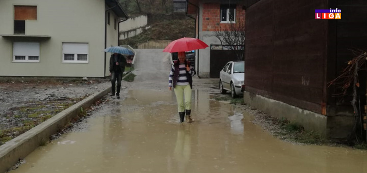 IL.-zena-ulica Problemi meštana Luga: "Ne možemo od bare iz kuće da izađemo" (VIDEO)