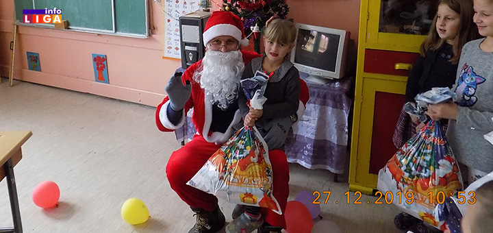 il-paketici3 Deda Mraz obradovao decu u Lukama