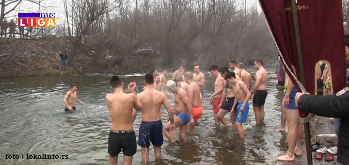 IL-Plivanje-za-časni-krst-Arilje- Mladi Bjeković prvi doplivao do časnog krsta u Arilju (VIDEO)