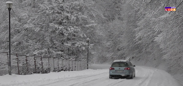 il-sneg-kola-zaglavljena- Vozila pored puta, zimska idila glavobolja za vozače u višim predelima Ivanjice (VIDEO)