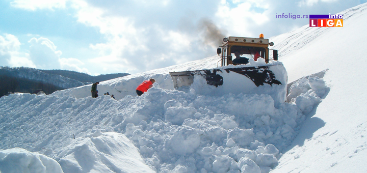 sneg-ciscenje DRAMA KOD IVANJICE, GRAĐANI ZAVEJANI U SMETU! Ekipa Novi Pazar puta poslala kamione i spasila zarobljene ljude! (VIDEO)