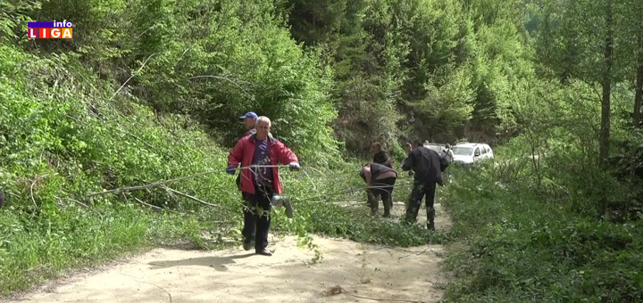 il-kovilje-suma- Tridesetak meštana i lokalna samouprava uređuju put za Kovilje (VIDEO)