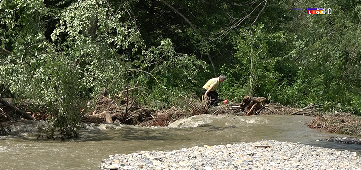 IL-Mestani-prelaze-reku-u-Vucaku Kataklizmične slike sela u Ivanjici - ljudi odsečeni od civilizacije (VIDEO/FOTO)