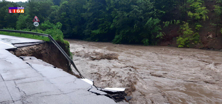 IL-Poplava-2020-Moravica-odnela-deo-puta- IVANJICA : Moravica potopila privredne objekte. Snabdevanje vodom kritično. Pogledajte šta sve nosi bujica (VIDEO)