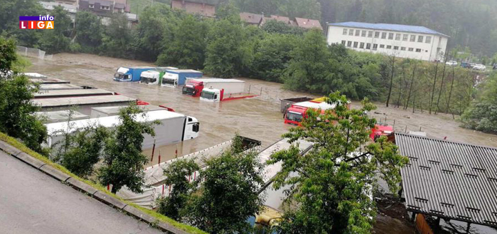 IL-Poplava-2020-kamioni-pegaz IVANJICA : Moravica potopila privredne objekte. Snabdevanje vodom kritično. Pogledajte šta sve nosi bujica (VIDEO)