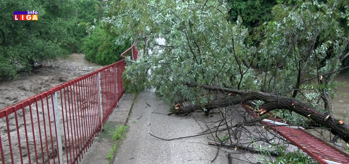 IL-Velika-poplava-srusen-most U Ivanjici kataklizmično. Moravica nosi mostove, kamione, stubove, štale, životinje (VIDEO)