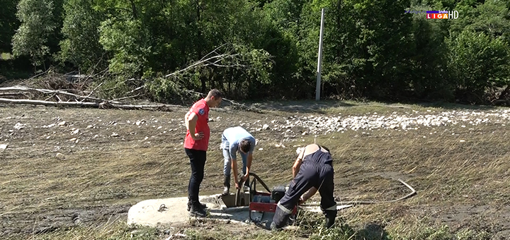 IL-Vlade-Bojanovic-i-ekipa-jkp-na-terenu- InfoLiga na licu mesta : U kakvom je stanju trasa cevovoda i kada možemo očekivati vodu... (VIDEO)