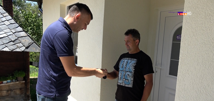 IL-Predati-kljucevi-porodici-Kalusevic Ivanjica - Ključevi  nove kuće u rukama Kaluševića, prag zalile suze radosnice (VIDEO)