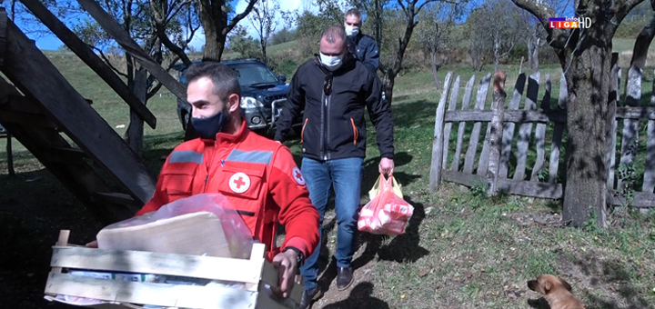IL-Crveni-krst-Ivanjica-i-lokalna-samouprava-humanitarci- Paketi sa prehrambenim proizvodima na seosko područje stigli pre snega (VIDEO)