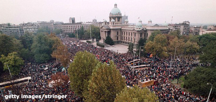 IL-Peti-oktobar-getty-stringer-stringer Šta je prethodilo izlasku stotina hiljada ljudi na ulicu 5. oktobra i kako je izvedena REVOLUCIJA