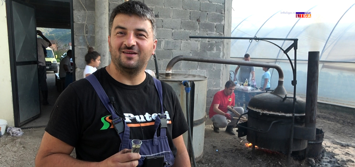 IL-Vojo-Tosovic-pecenje-rakije- Kada Vojo Tošović iz Ivanjice peče rakiju to je doživljaj za čitav kraj (VIDEO)