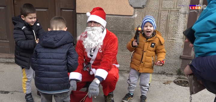 il-deda-mraz Deda Mraz i ove godine obradovao mališane u Ivanjici  (VIDEO)