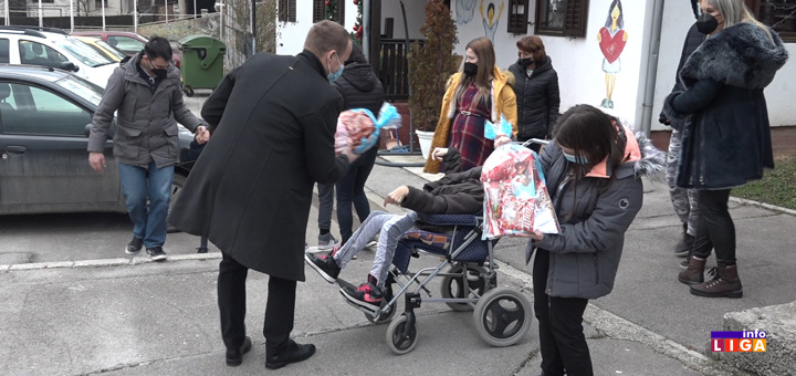 il-dunav-osiguranje- Kompanija Dunav osiguranje i ove godine obradovala mališane u ivanjičkoj opštini (VIDEO)