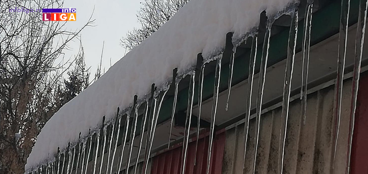 IL-Ledenice-cetiri Oprez, sneg i led vrebaju sa krovova