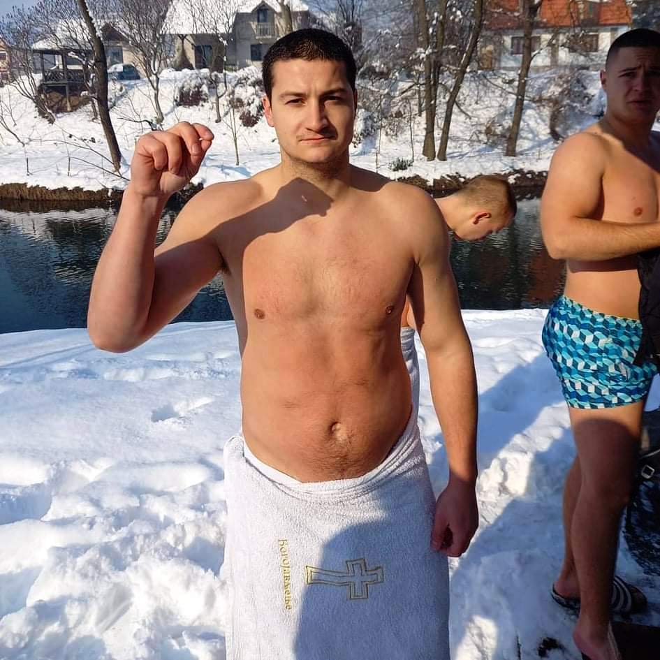 bogojavljenje U Arilju samoinicijativno plivali za Bogoljavljenski krst (FOTO)