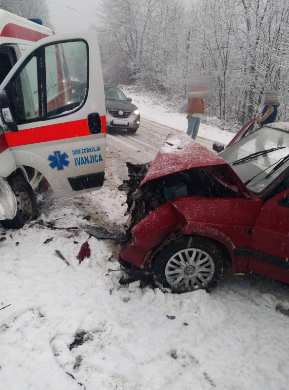 saobacajna-nezgoda Saobraćajna nezgoda na putu Arilje-Ivanjica: Golf se zakucao u vozilo Hitne pomoći (FOTO)