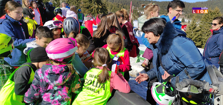 IL-kup-Golije-slatkisi-deca- Zimska čarolija na Goliji - Dečiji smeh okupirao planinsku lepoticu (VIDEO)