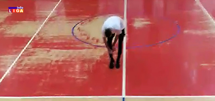 Il-veridba-mali-fudbal- Ivanjica - Drakče pao na kolena i iz štucne izvadio nešto što je zadivilo sve prisutne (VIDEO)