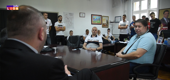 IL-KOSARKASI1 Mitrović ugostio košarkaše i najavio rekonstrukciju terena u gradskom parku (VIDEO)