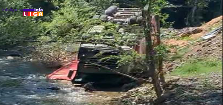 IL-Kamion-u-reci Nezgoda na putu Pridvorica -Devici: Kamion se prevrnuo u reku