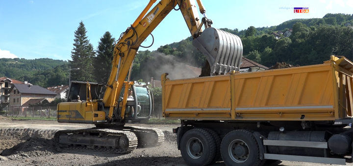 IL-kopanje-zemlje- Ivanjica: Počela izgradnja terena na Jelića polju (VIDEO)